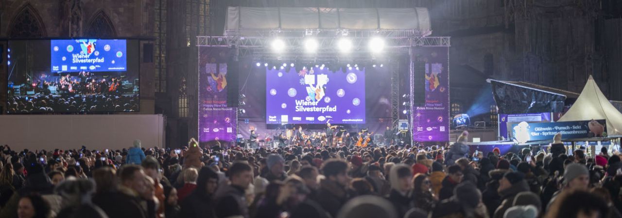 Gut besuchter Silvesterpfad bei der Bühne am Stephansplatz