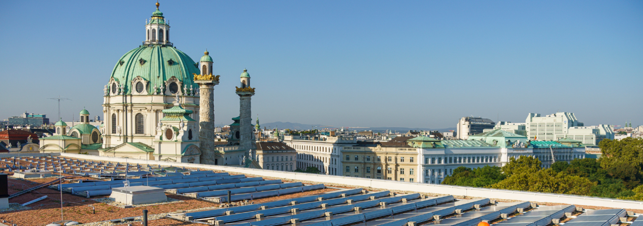 Panely na střeše nově rekonstruovaného Wien Museum u náměstí Karlsplatz v centru Vídně
