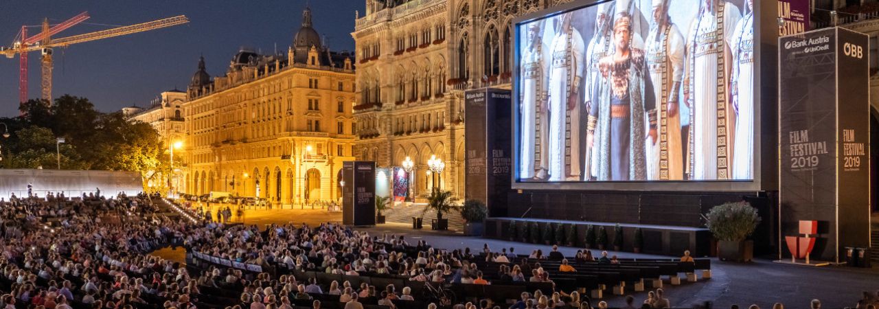 Opernverfilmung mit Publikum auf dem Rathausplatz
