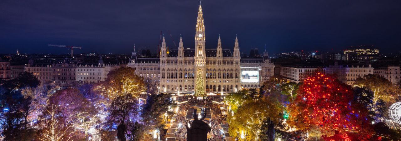 Wiener Christkindlmarkt am Abend vom Dach des Burgtheaters aus gesehen.