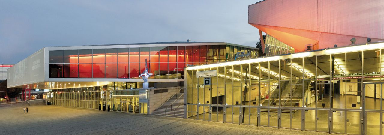 Außenansicht der Hallen F und D der Wiener Stadthalle in der Dämmerung