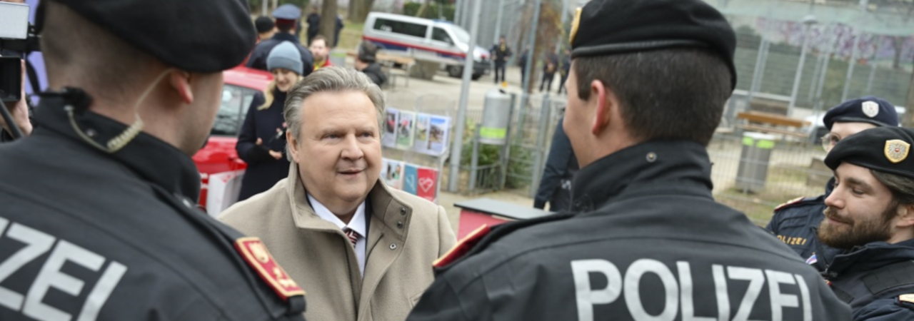 Bečki gradonačelnik Michael Ludwig i bečka policija predstavili su novi sigurnosni paket koji uključuje ciljane policijske akcije, video nadzor i zabranu konzumacije alkohola na javnim mjestima