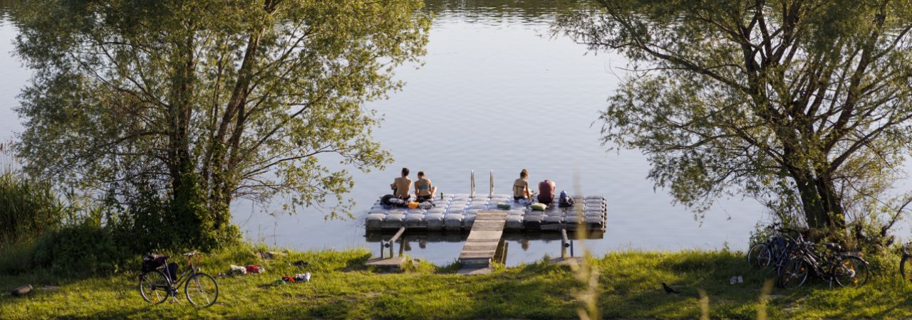 Badesteg Neue Donau mit Gästen