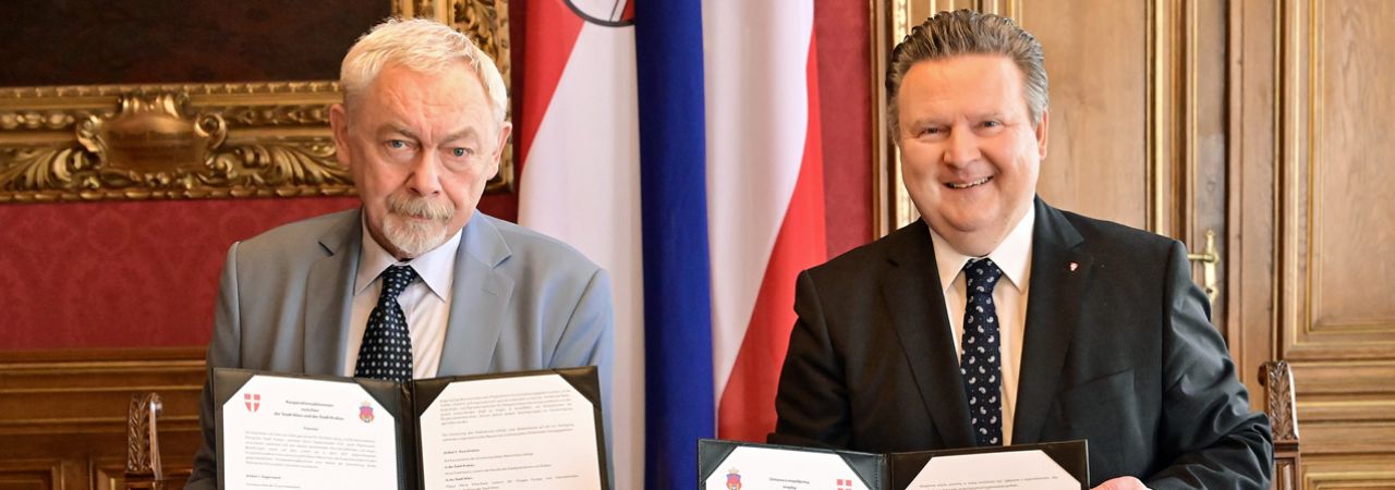 Prezydent Krakowa Jacek Majchrowski i  burmistrza Wiednia Michaela Ludwig po podpisaniu umowy o współpracy