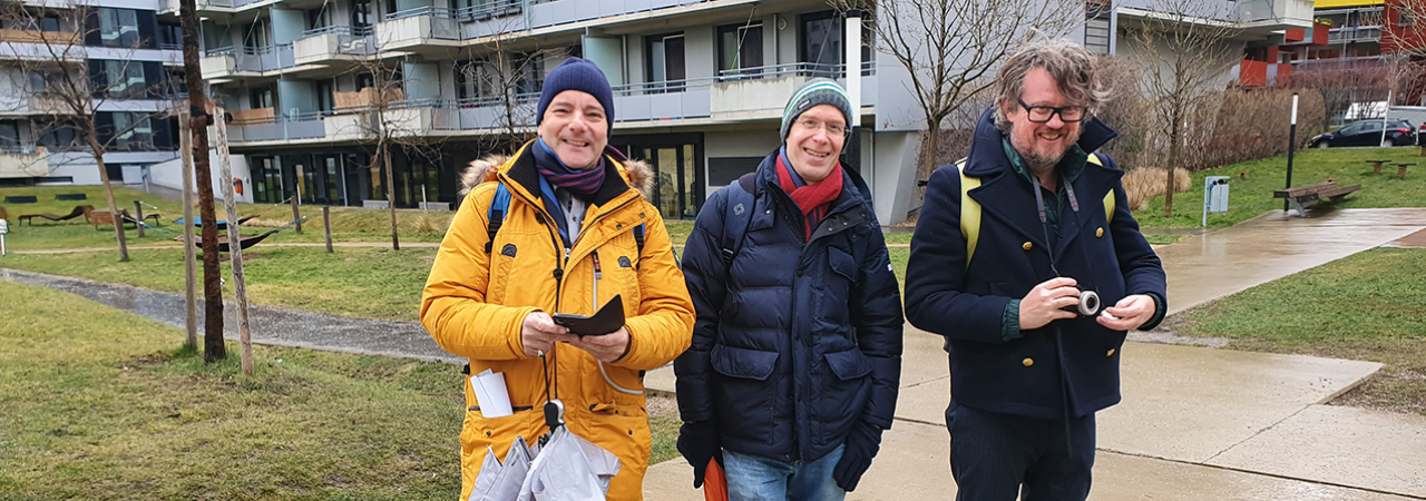 Delegation bei Besichtigung vor Wohnbauten