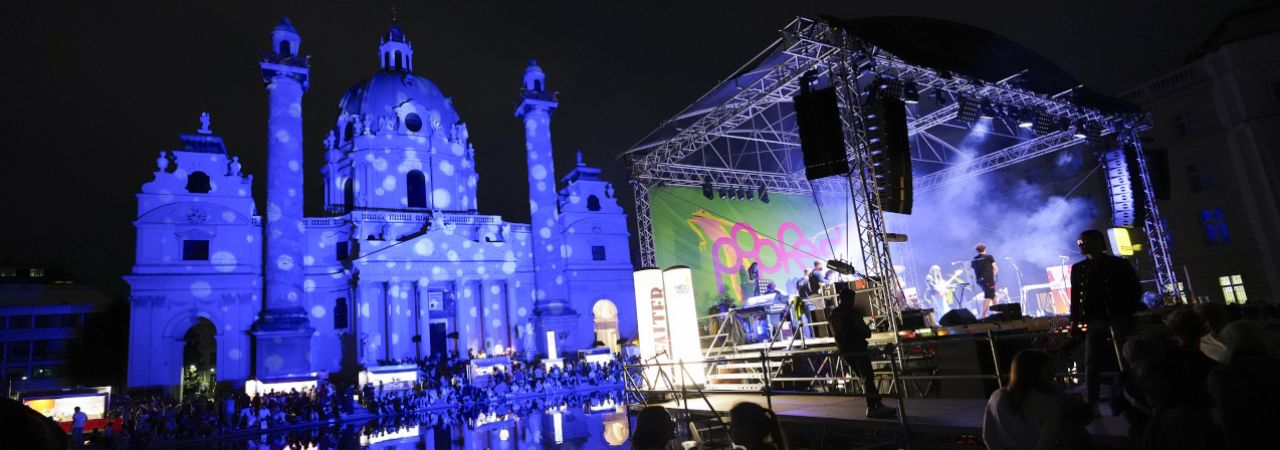 Popfest-Bühne vor der blau erleuchteten Karlskirche bei Nacht