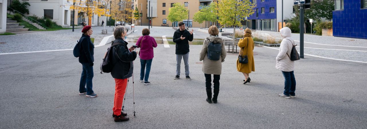 Senior*innen bei einer Führung durch die Seestadt.