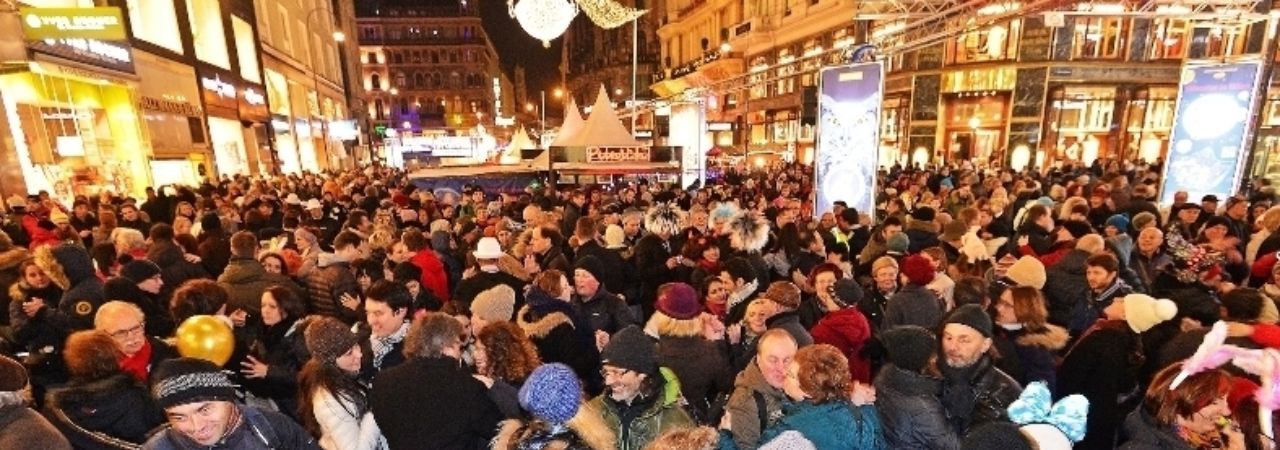 Хора танцуват в Новогодишната нощ на улицата