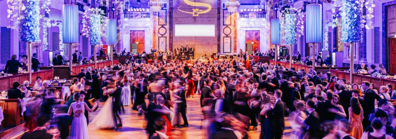 Tanzende bei einem Ball in der Hofburg