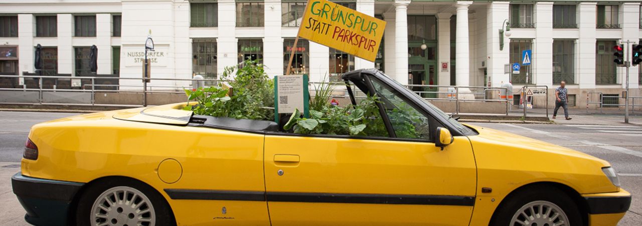 Begrüntes Auto in einer Parkspur